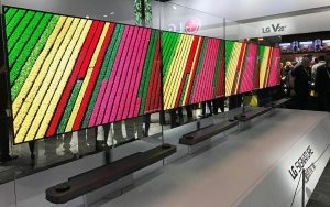 Scopri di più sull'articolo LG OLED TV 2017 in Italia, c’è uno smartphone in omaggio