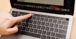 Scopri di più sull'articolo La tastiera dei MacBook si inceppa. Gli utenti chiedono ad Apple la sostituzione gratuita