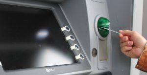 Scopri di più sull'articolo Truffe al bancomat, l’Italia nel mirino per colpire i turisti