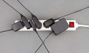 Scopri di più sull'articolo Alimentatori troppo grandi e prese sprecate: diciamo basta!