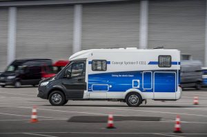 Scopri di più sull'articolo Il primo camper elettrico-idrogeno ha 500 km di autonomia. Lo ha motorizzato Mercedes