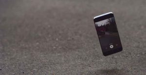 Scopri di più sull'articolo Samsung ha realizzato lo schermo infrangibile: nemmeno un graffio se cade a terra per 26 volte di fila