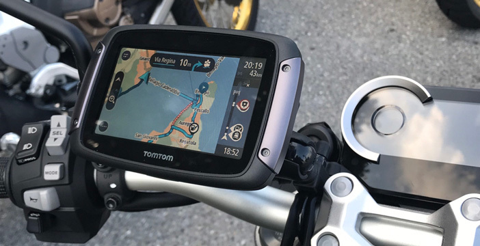 Al momento stai visualizzando In sella con TomTom Rider 550, il navigatore che “ispira” il tuo viaggio in moto