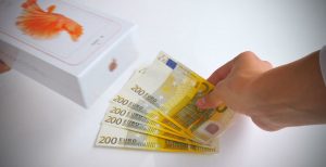 Scopri di più sull'articolo Smartphone, i prezzi schizzeranno oltre i 1000 euro. Per convincere i consumatori che l’acquisto non è più conveniente