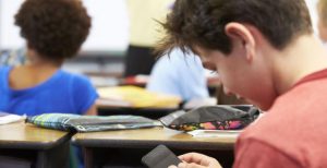 Scopri di più sull'articolo Smartphone vietati in classe, in Francia si parte già da Settembre
