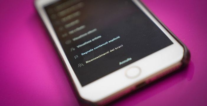 Al momento stai visualizzando Su Spotify arrivano i “credits” delle canzoni. Ma non basta: è semplice testo e non un database
