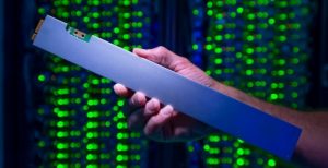 Scopri di più sull'articolo Sembra un righello, ma è un super SSD Intel da 32 TB