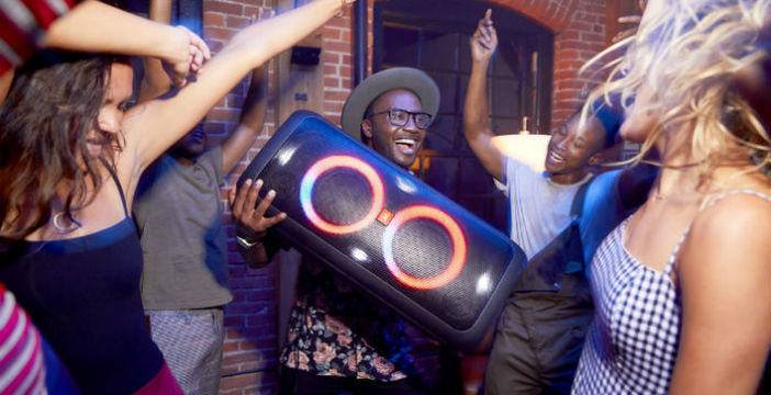 Al momento stai visualizzando Diffusori portatili JBL di tutte le misure: da quello gigante a quello per bambini