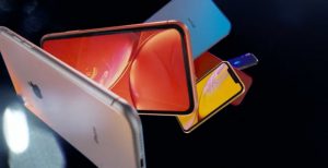 Scopri di più sull'articolo iPhone XR, fratello minore ma non troppo. Schermo LCD borderless, sei colori e prezzo più “umano”