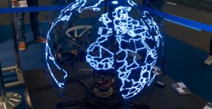 Scopri di più sull'articolo Non è un UFO: è il drone-display sferico di NTT Data