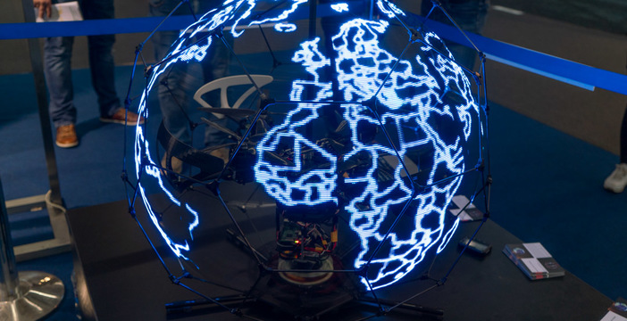 Al momento stai visualizzando Non è un UFO: è il drone-display sferico di NTT Data