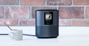 Scopri di più sull'articolo Bose, lo smart speaker di design con display, Alexa e otto microfoni