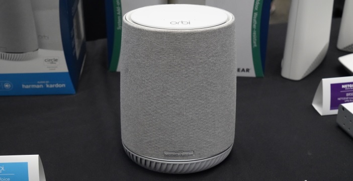 Scopri di più sull'articolo Orbi Voice, assistente da salotto 3-in-1: funziona con i comandi vocali, fa da ripetitore Wi-Fi e da speaker