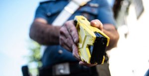 Scopri di più sull'articolo Da oggi, taser alle forze dell’ordine in 12 città italiane