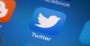 Scopri di più sull'articolo Su Twitter tornerà la timeline in ordine cronologico. Retromarcia social