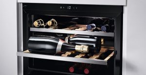 Scopri di più sull'articolo La cantinetta del vino di AEG è senza maniglia e usa i comandi touch