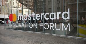 Scopri di più sull'articolo Mastercard e il futuro dei pagamenti, tra token, biometria e… un autobus ‘smart’