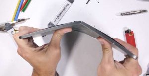 Scopri di più sull'articolo iPad Pro troppo sottile? Si piega senza sforzi usando soltanto le mani