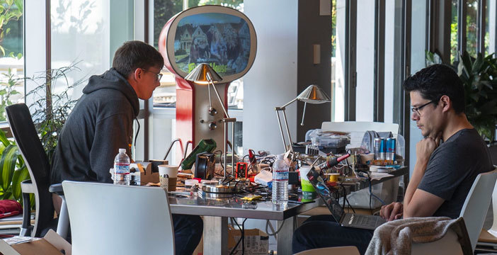 Al momento stai visualizzando Controllare Netflix con lo sguardo: finalmente un hack utile