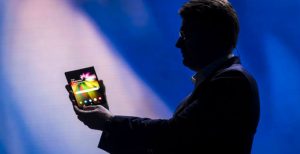 Scopri di più sull'articolo Samsung Galaxy F: lo smartphone pieghevole arriverà a marzo per 1.800 dollari?
