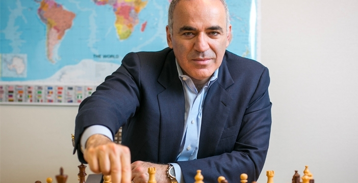 Al momento stai visualizzando AlphaZero, l’IA campione di scacchi, Go e shogi. E stupisce anche Kasparov