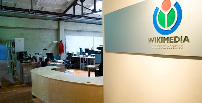 Al momento stai visualizzando Copyright: Google sfida gli editori e dona 3,1 milioni di dollari a Wikimedia