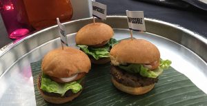 Scopri di più sull'articolo Al CES abbiamo provato (e ci è piaciuta) Impossible, la finta carne di manzo che sembra vera