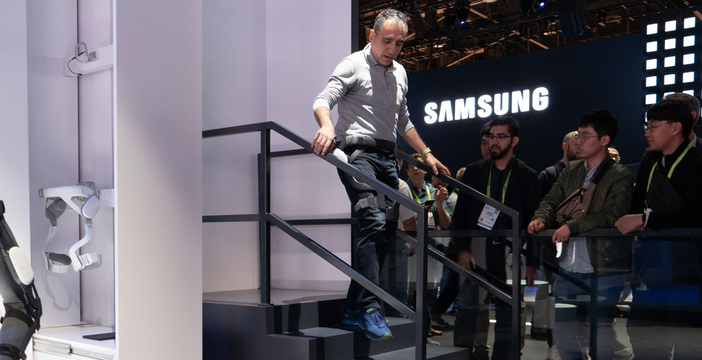 Al momento stai visualizzando Abbiamo indossato GEMS-H, l’esoscheletro di Samsung: funziona ed è una manna per gli anziani