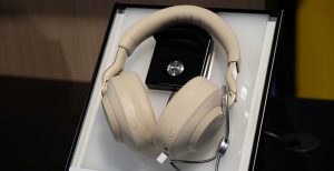 Scopri di più sull'articolo Jabra Elite 85h, le cuffie che cancellano i rumori in base all’ambiente esterno