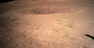 Scopri di più sull'articolo Il lander cinese è atterrato sulla faccia nascosta della Luna. Ora pianterà fiori e sonderà il suolo