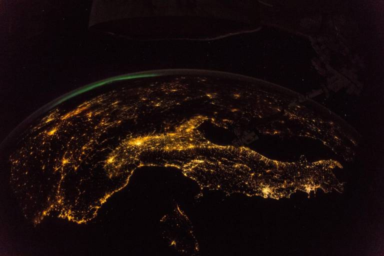 Al momento stai visualizzando L’astrofotografia aiuta l’ambiente, l’inquinamento luminoso spicca nelle foto notturne scattate dalla ISS
