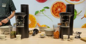 Scopri di più sull'articolo Panasonic stupisce in cucina: ecco l’estrattore dalla bocca larga e il microonde che capisce quando fermarsi