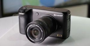 Scopri di più sull'articolo Sharp chiude il cerchio dell’8K. Ecco fotocamera e videocamera ad altissima risoluzione