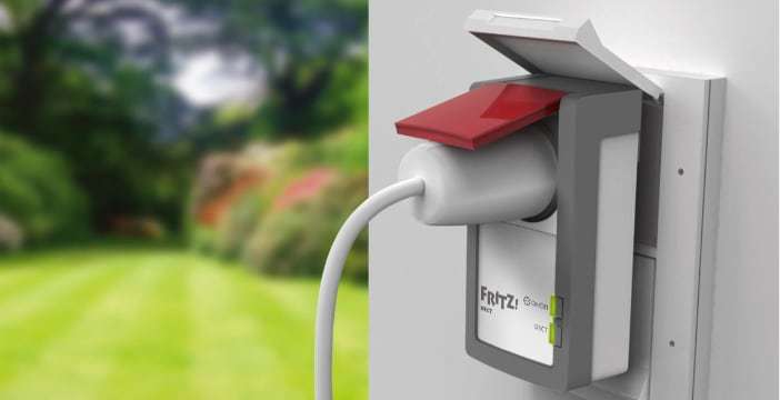 Al momento stai visualizzando Accendi e spegni i dispositivi da remoto, anche esterni: Fritz!Dect 120 debutta in Italia a 59 euro