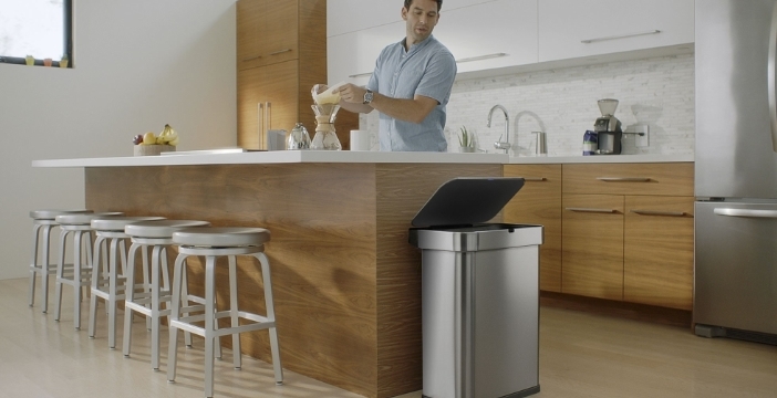 Al momento stai visualizzando Rivoluzione in cucina: il cestino della spazzatura che si apre con un comando vocale