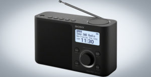 Scopri di più sull'articolo Obbligo tuner DAB, si ammorbidisce la linea: esentati gli smartphone e gli apparecchi multifunzionali