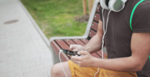 Scopri di più sull'articolo Musica pirata sugli store digitali? Apple, Google e Amazon sotto accusa