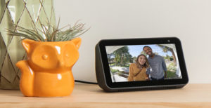Scopri di più sull'articolo Amazon Echo Show 5, schermo e videocamera a 90 euro. Con un occhio alla privacy