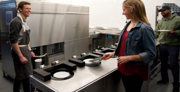 Al momento stai visualizzando Il robot lavapiatti è realtà. Ecco come funziona in video