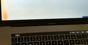 Scopri di più sull'articolo Centinaia di MacBook Pro hanno lo schermo macchiato. Apple non riconosce il problema