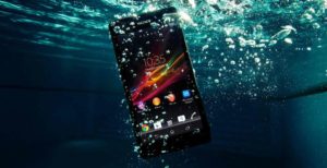 Scopri di più sull'articolo Gli smartphone impermeabili non lo sono per sempre. La resistenza all’acqua è una chimera