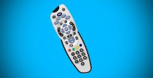 Scopri di più sull'articolo Sky Q, il telecomando per anziani esiste solo in Inghilterra. Un italiano scrive a Sky UK che lo invia gratis. Sky “In Italia puntiamo sul controllo vocale”