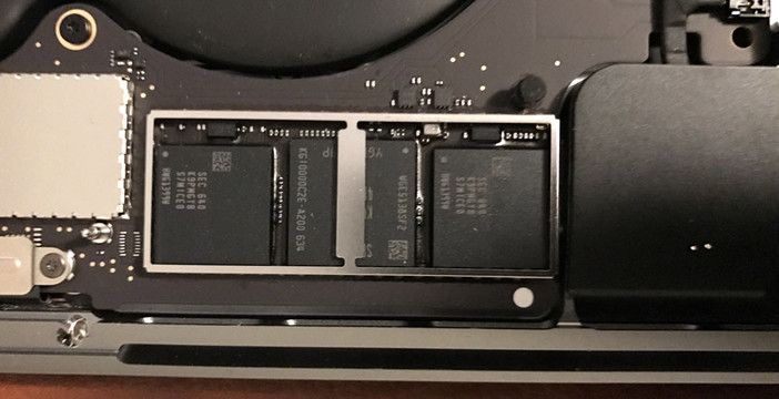 Al momento stai visualizzando Apple taglia i prezzi degli SSD: restano cari, ma raddoppiare lo spazio sui Mac costa la metà