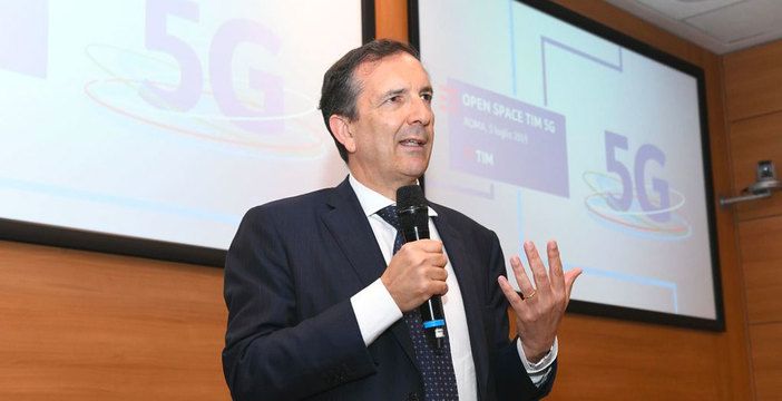 Al momento stai visualizzando Il 5G oggi non va veloce per colpa dei limiti italiani. TIM: “Abbiamo le emissioni più basse d’Europa. E sono un problema”