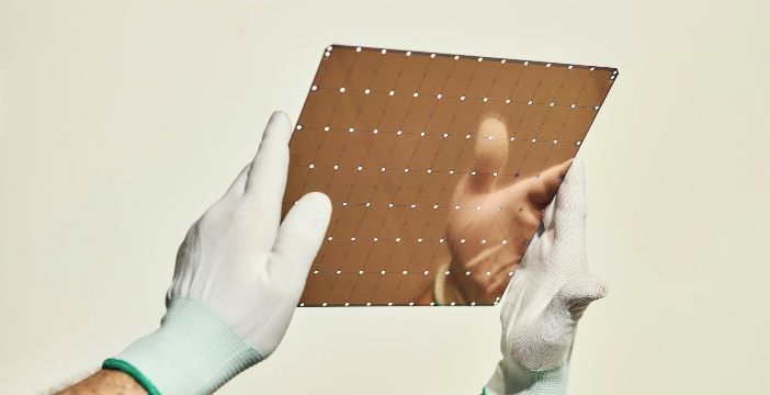Al momento stai visualizzando Wafer Scale Engine è il chip più grande del mondo: grande come un iPad e con 400.000 core