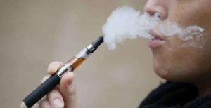 Scopri di più sull'articolo Un morto per la sigaretta elettronica? Cosa sappiamo veramente sul caso