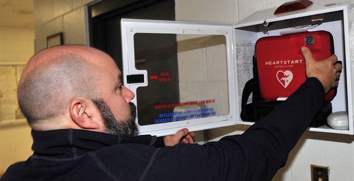 Scopri di più sull'articolo Chi usa i defibrillatori non sarà punibile. Approvato il disegno legge alla Camera