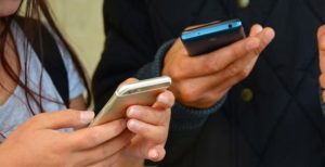 Scopri di più sull'articolo Cellulari e tumori, l’Istituto Superiore della Sanità fa chiarezza: “Nessun rischio nell’uso comune”