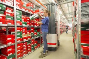 Scopri di più sull'articolo Zalando “assume” i due robot logistici TORU per individuare e prelevare singole scatole di scarpe