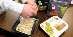 Scopri di più sull'articolo Accordo fra KFC e Beyond Meat: il re del pollo fritto proporrà la carne vegana